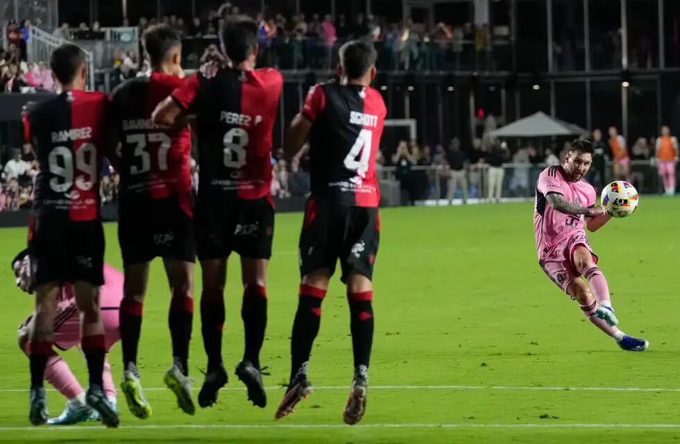 Augusto Schott de Arroyito jugó de titular el amistoso con Lionel Messi y se llevó su camiseta