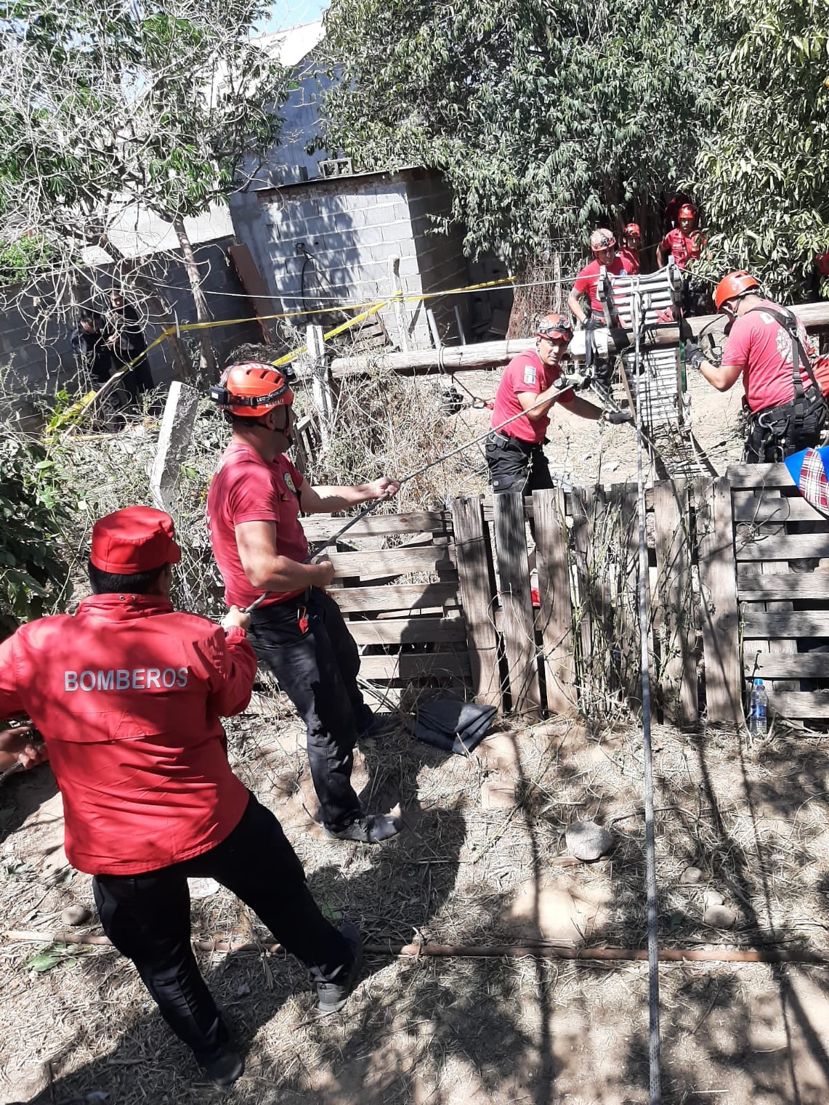 Ardua búsqueda de los bomberos en la casa del horror, en barrio Autódromo. (Policía)