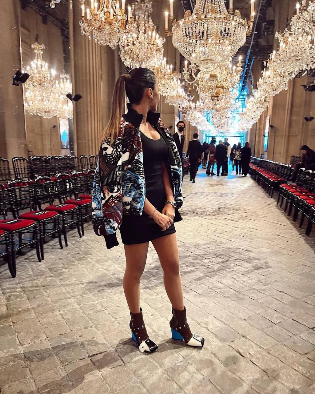 La esposa de Messi posó en la pasarela montada dentro del Museo del Louvre.