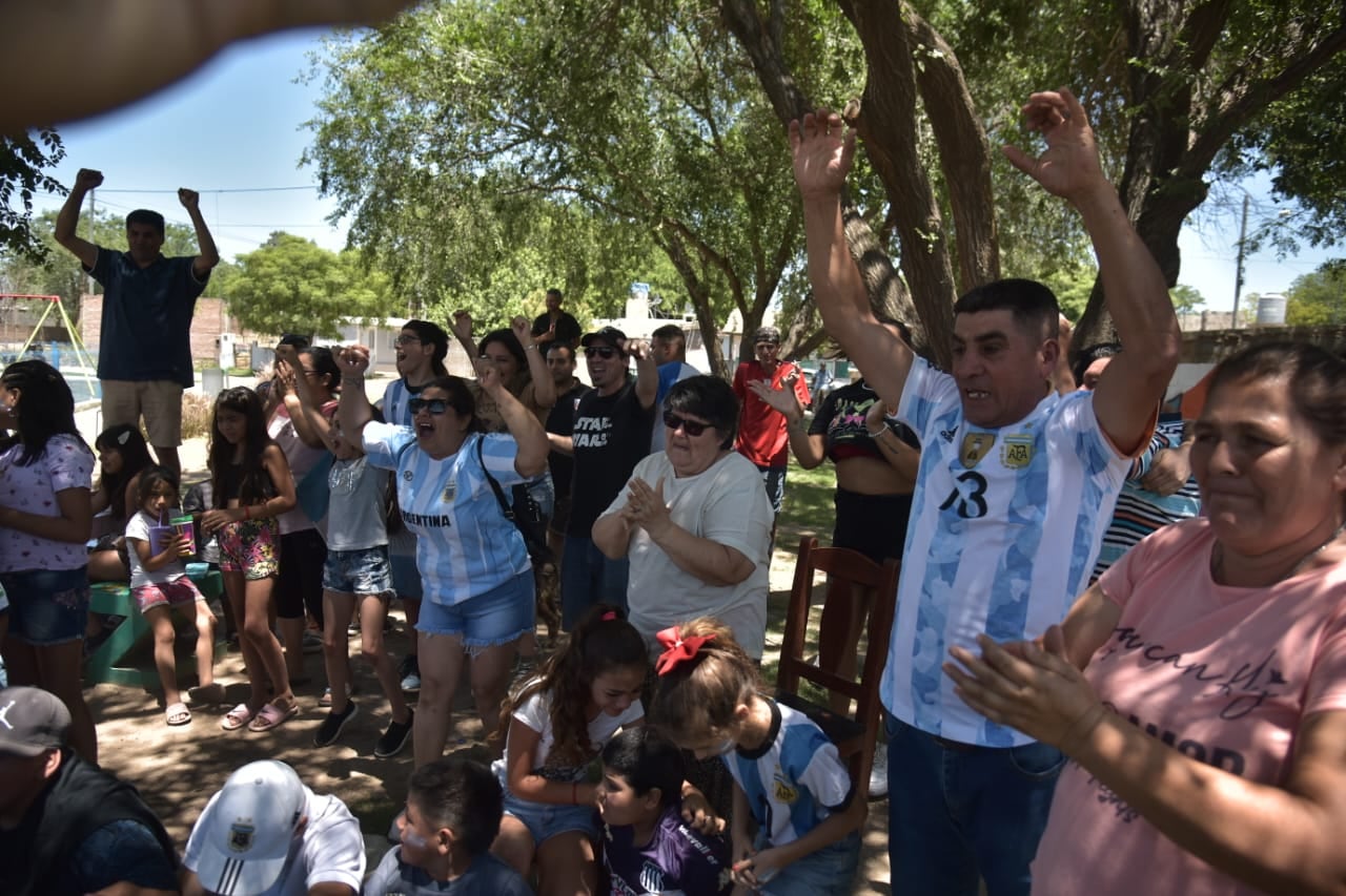 Argentina vs. Francia. Así se vive el partido en la casa de la familia del Cuti Romero. (Facundo Luque / La Voz)