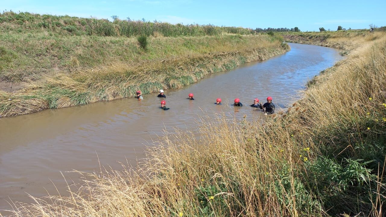 continúa la búsqueda de un menor que cayó en el arroyo