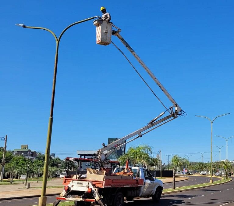 Posadas: obras de iluminación en el balneario El Brete.