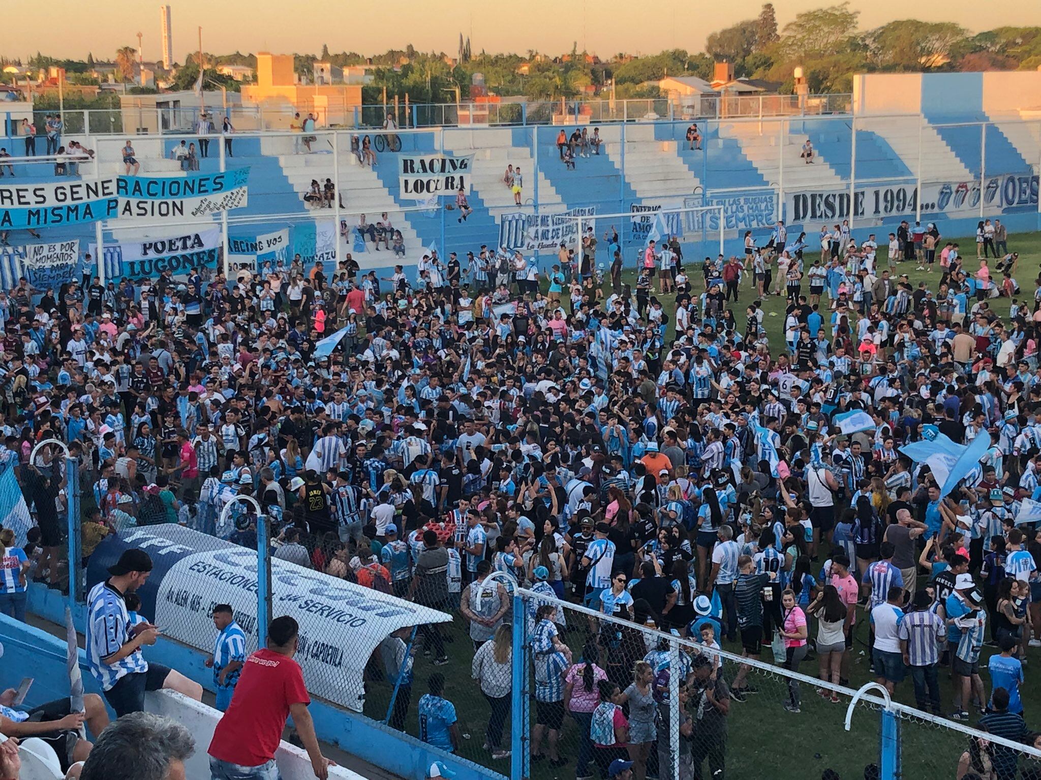 Fiesta Albiceleste entre los jugadores e hinchas de Racing.