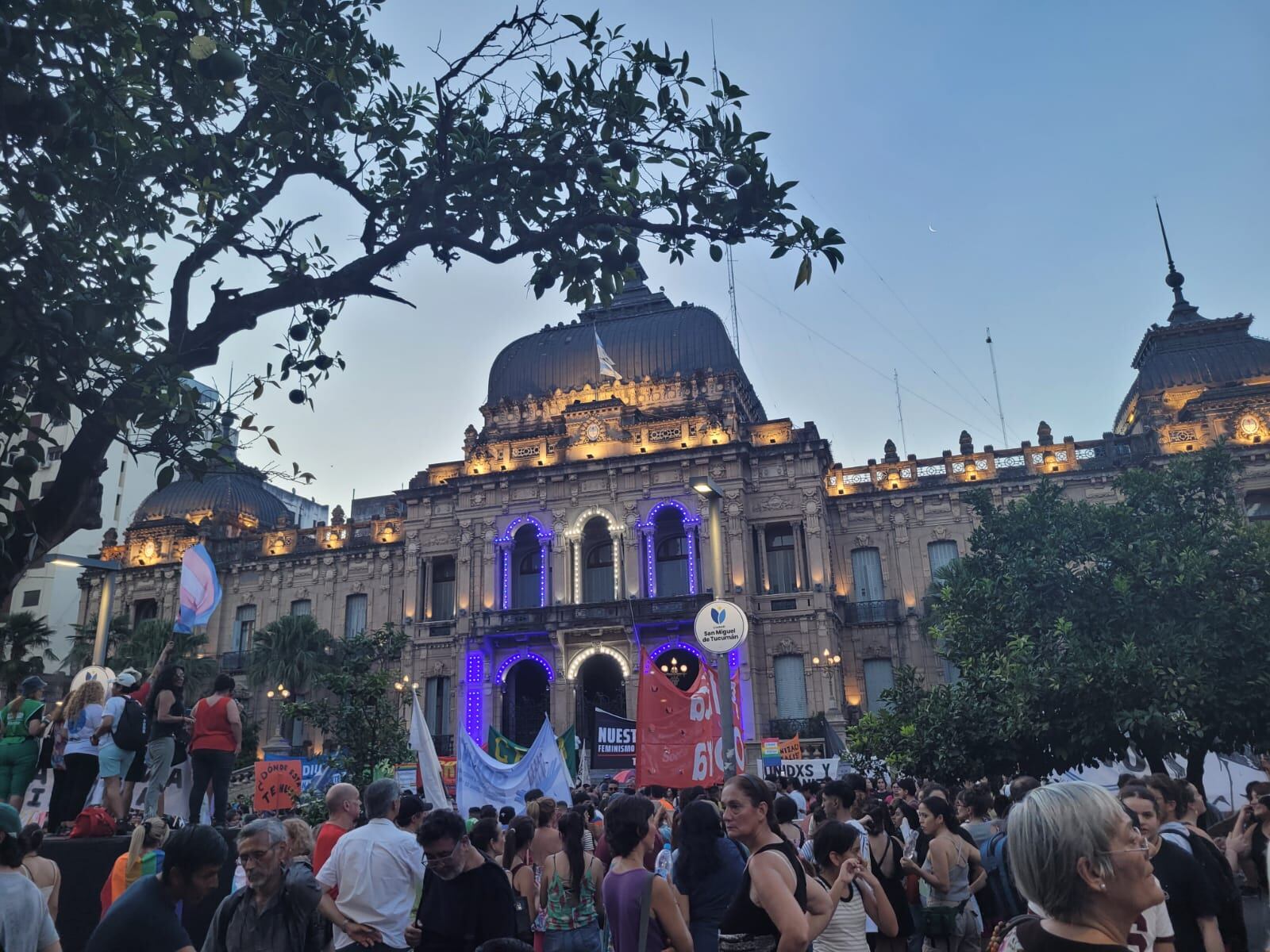 La multitud se congregó frente a Casa de Gobierno.