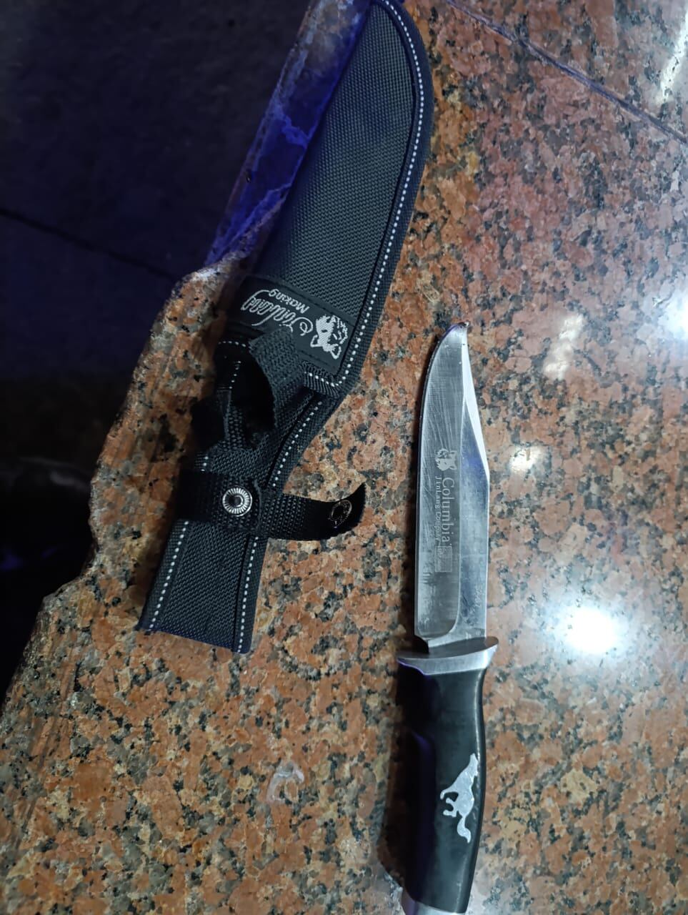 La policía encontró un cuchillo cuando abordaron al automovilista.