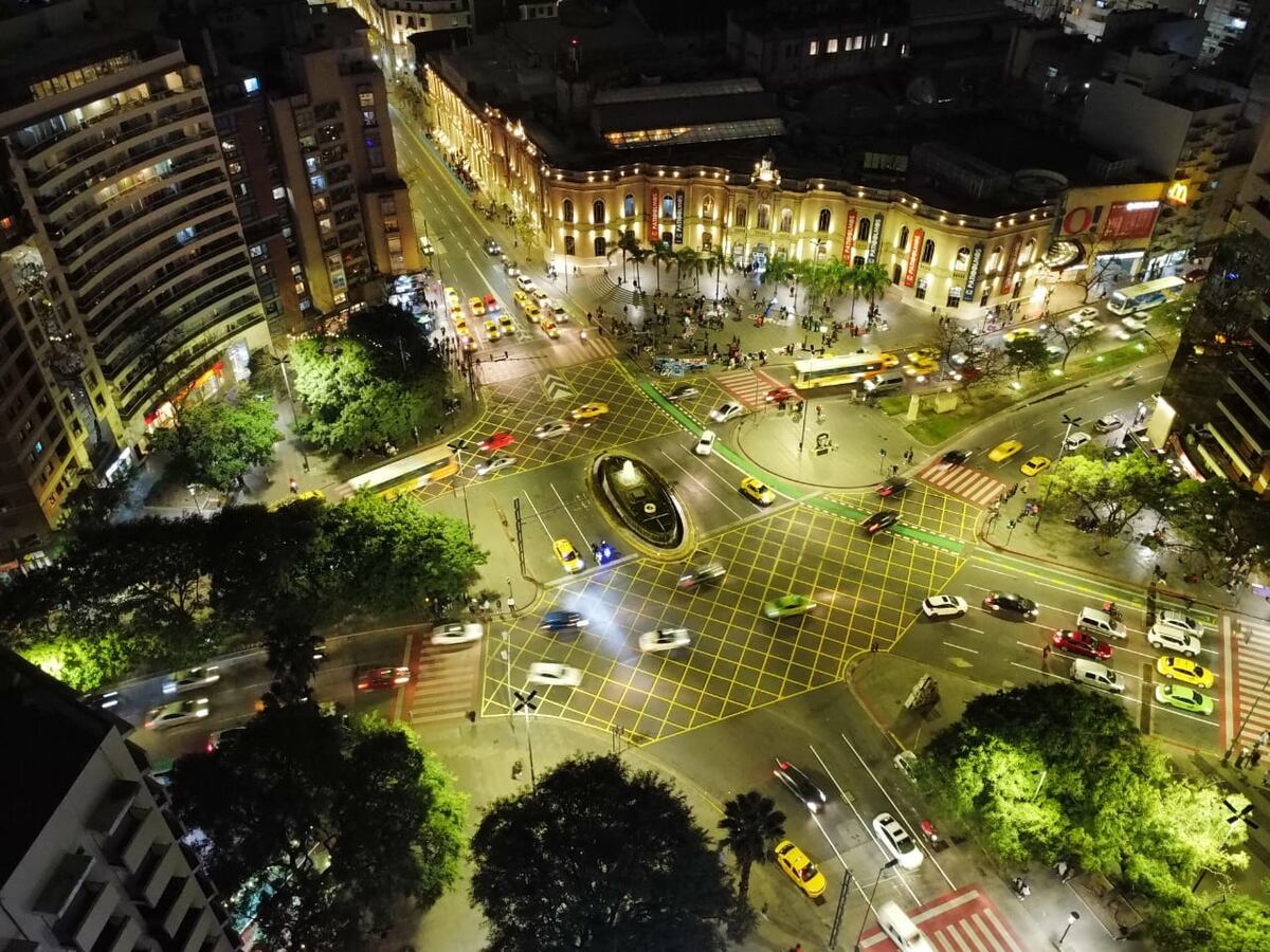 La ciudad da para todo: filmaron a un insólito personaje en barrio Nueva Córdoba