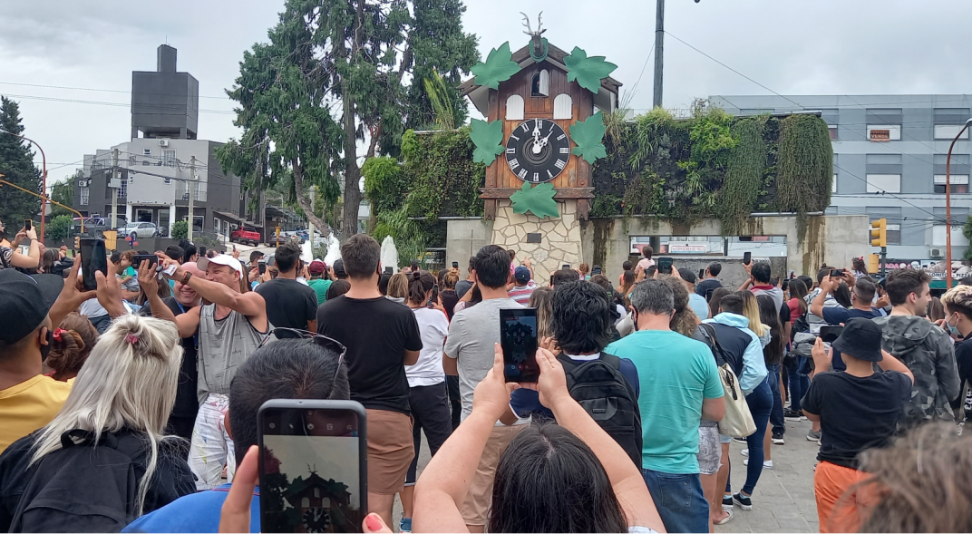 Los turistas se apiñaron en la zona del Cucú, el tradicional monumento de Villa Carlos Paz. (Fotos Santiago Berioli/La Voz)