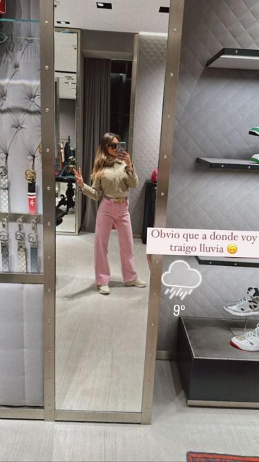 Luciendo un outfit rosa y nude, la influencer mostró parte de la habitación en donde se están hospedando. 