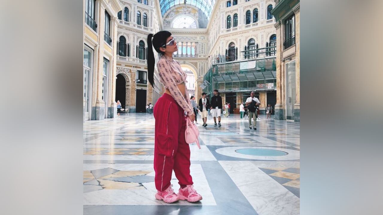 María Becerra conquistó con un look total pink desde Italia y se llevó todos los corazones.