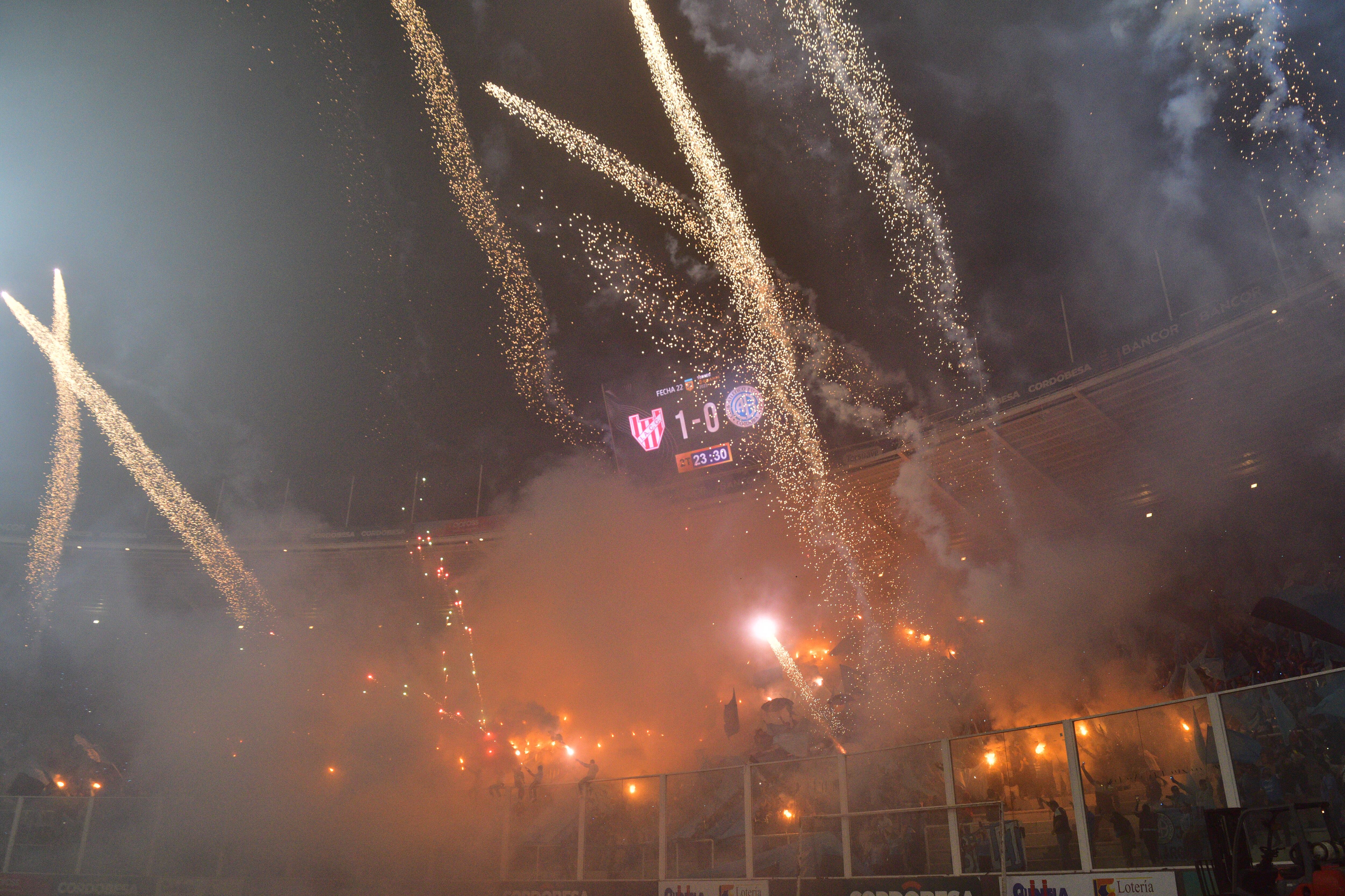 Las hinchadas de Instituto y un show en el segundo tiempo del clásico que se jugó en el estadio Kempes.