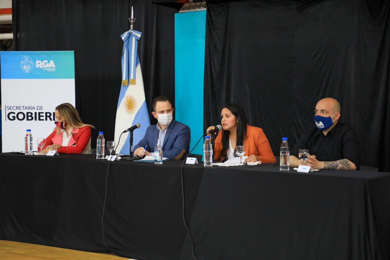 El Municipio de Río Grande, a través de la Secretaría de la Mujer, Género y Diversidad y la Escuela Municipal, hizo entrega de diplomas por la capacitación en la Ley Micaela a empleados municipales.