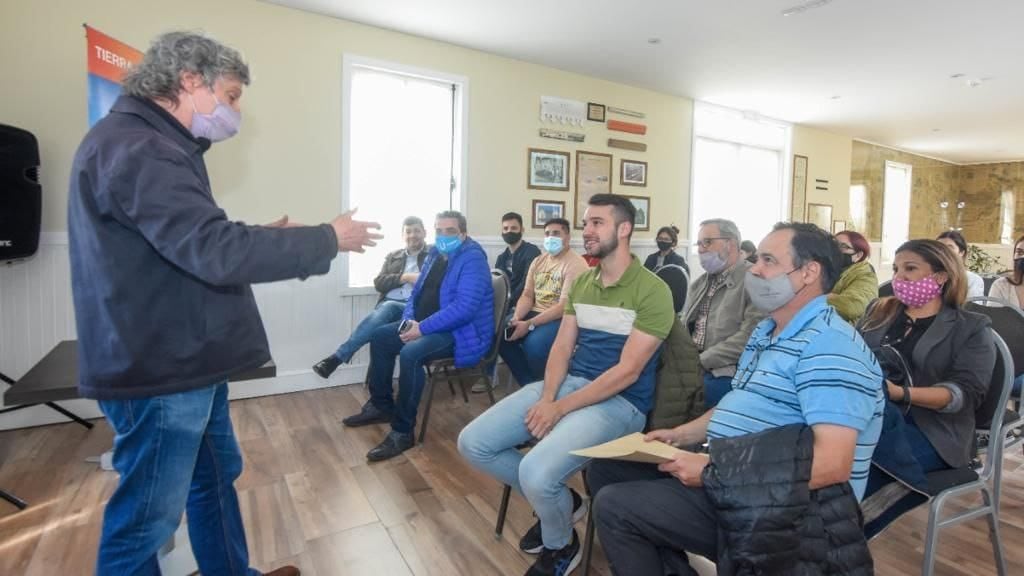 Carlos Martinic mantuvo una charla informal con pasteleros de la ciudad.