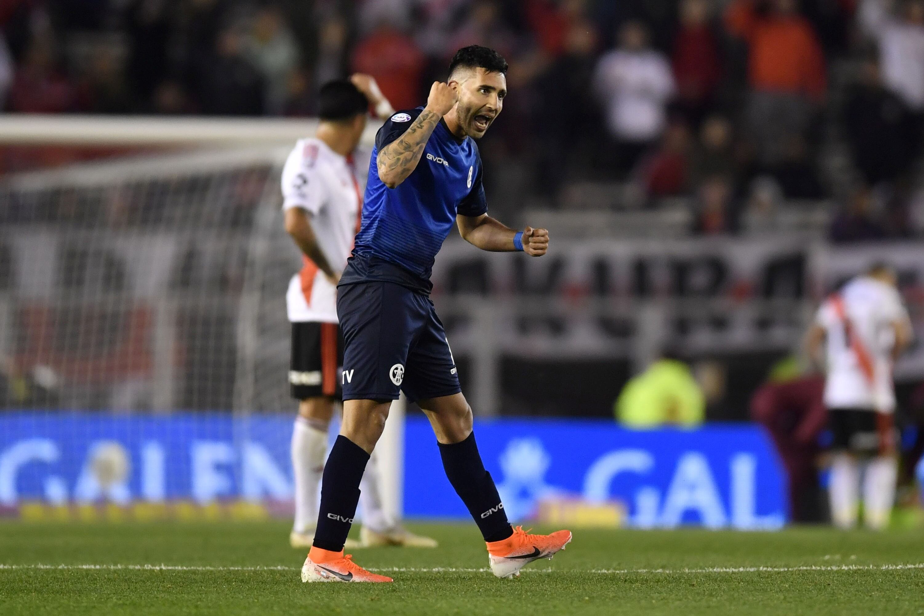 Nahuel Bustos sabe lo que es convertir goles ante River, en una racha favorable de Talleres ante el Millo (La Voz).