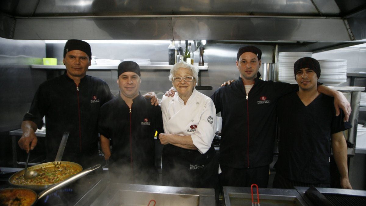 María Teresa junto a sus ayudantes de cocina.