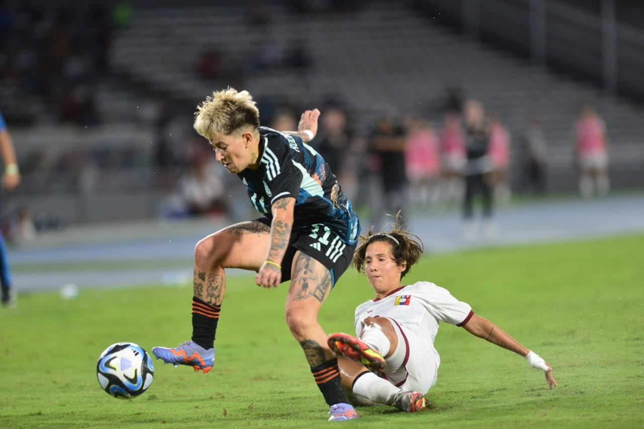 Selección argentina de fútbol enfrentando a Venezuela en el estadio Mario Kempes en el marco de un amistoso de preparación rumbo al Mundial 2023. (Javier Ferreyra / La Voz)