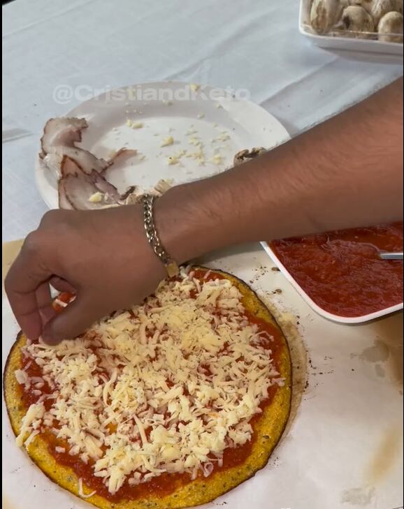 Pizza de coliflor: la receta rápida, fácil y keto que te convertirá en la estrella de la cocina