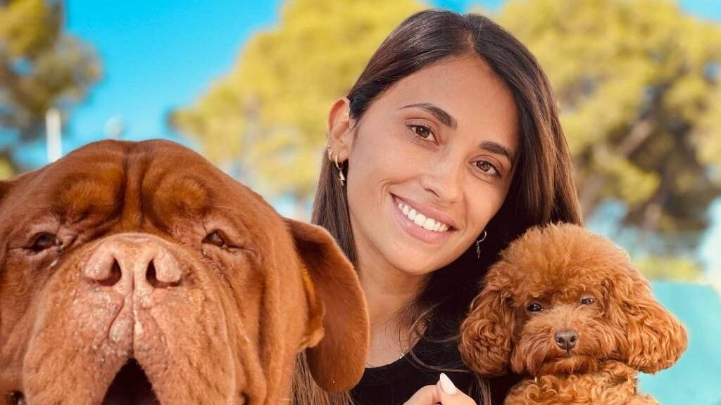 Antonela Roccuzzo posó con sus perros "Hulk" y "Abú".