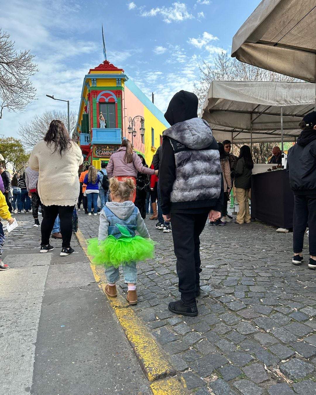 Ana paseó con un tutú verde neón.