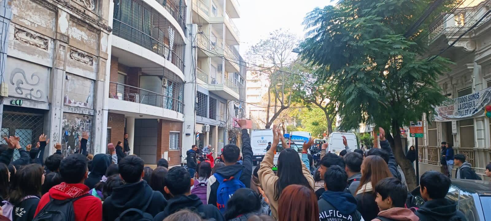 Los chicos salieron a la calle por un operativo de evacuación.