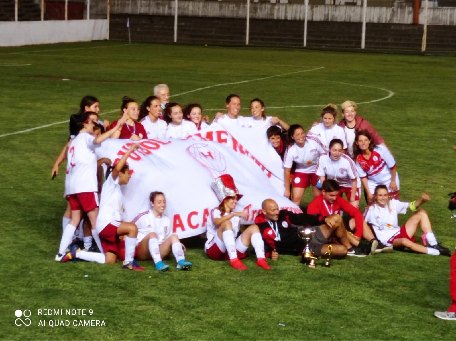 Huracán campeón del fútbol femenino tresarroyense (foto: Cecilia Cattanio)