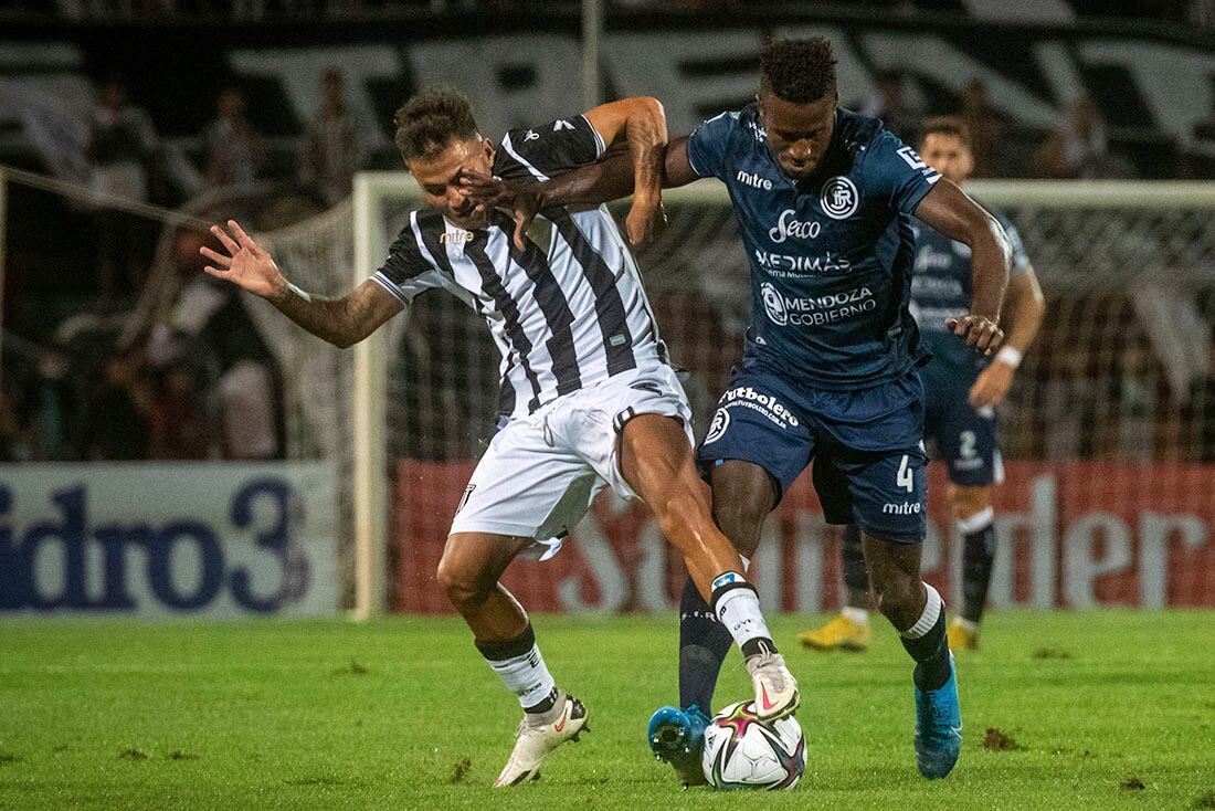 Copa Argentina: Independiente Rivadavia vs. Gimnasia, en un duelo histórico donde la Lepra ganó 2-0.