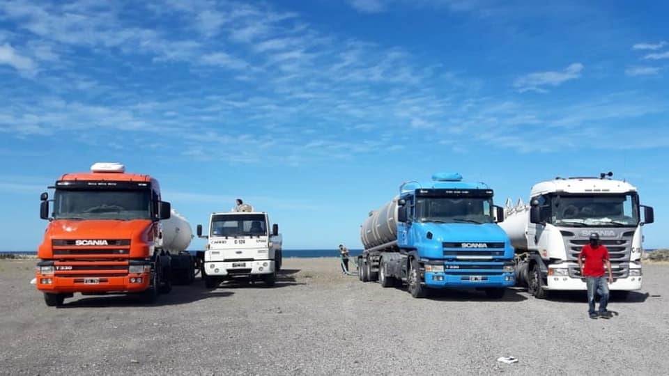 Realizan operativo de distribución de agua en los barrios con camiones