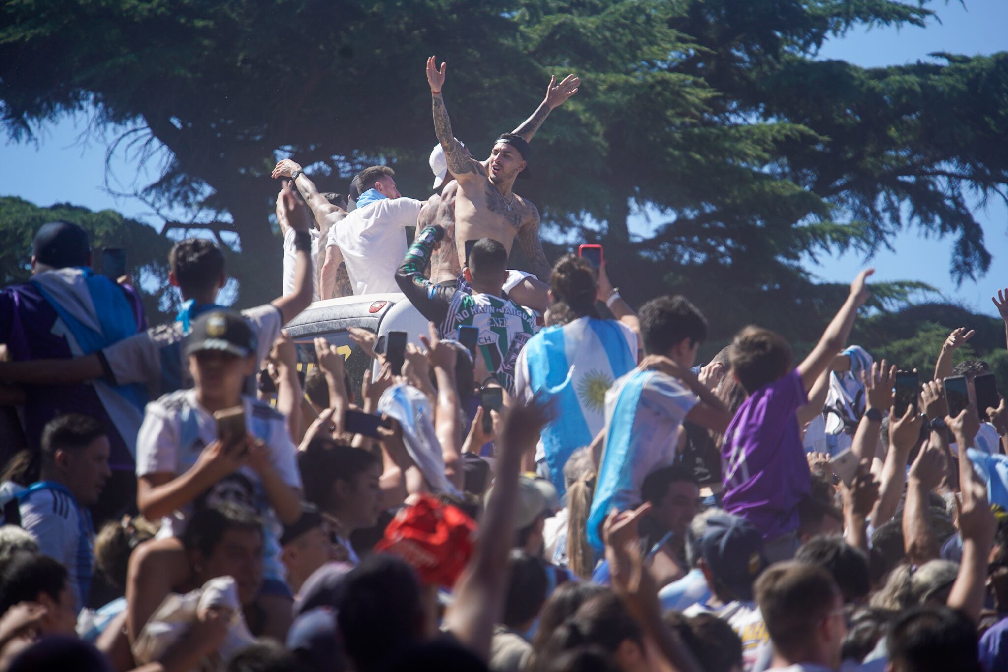 Los festejos interminables de la Selección Argentina con los hinchas. Foto: Clarín.