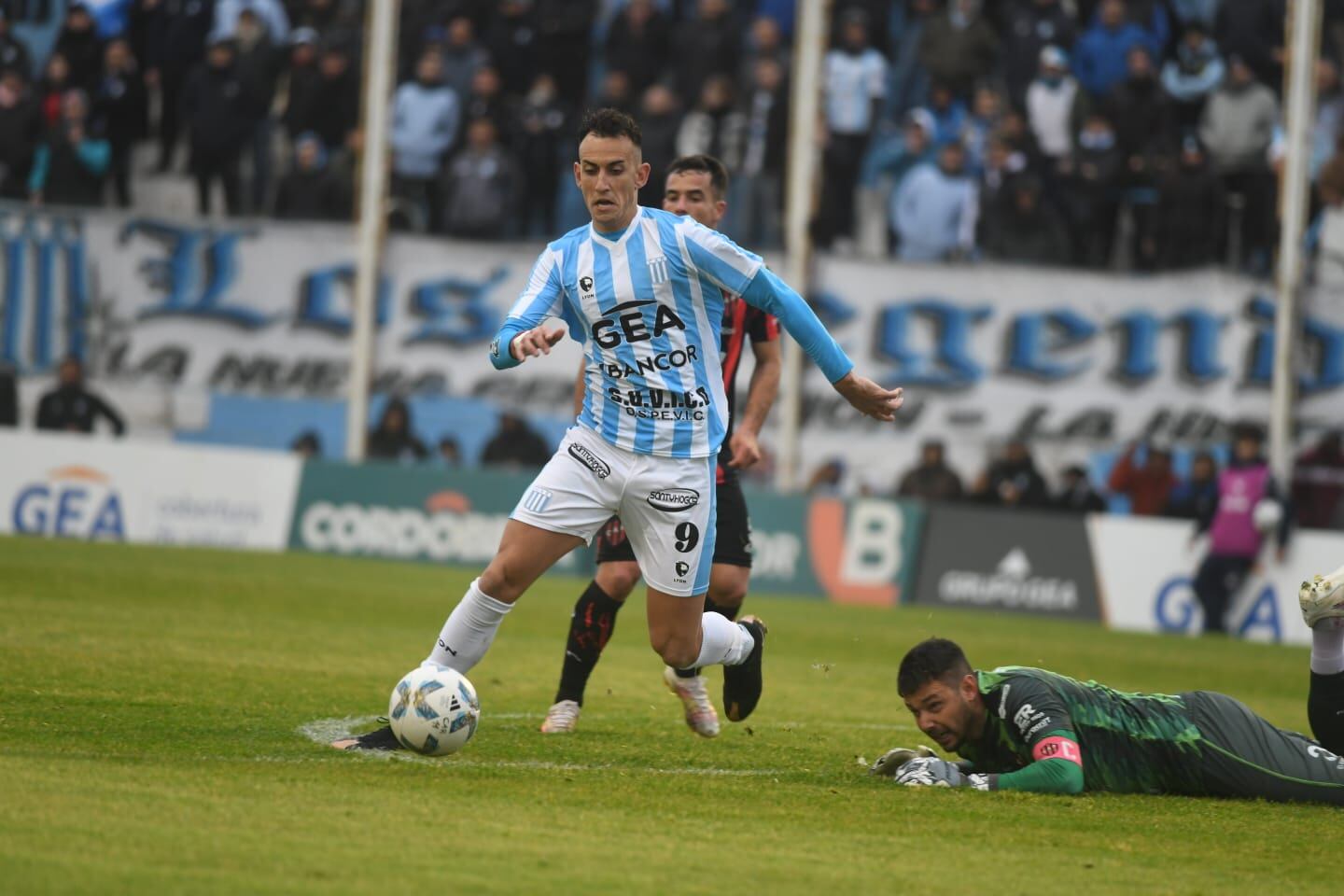 Bruno Nasta, delantero de Racing, en el partido ante Patronato, por la Primera Nacional. (Ramiro Pereyra / La Voz)