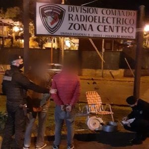 Dos jóvenes terminaron detenidos por hurto de varios elementos de una vivienda.