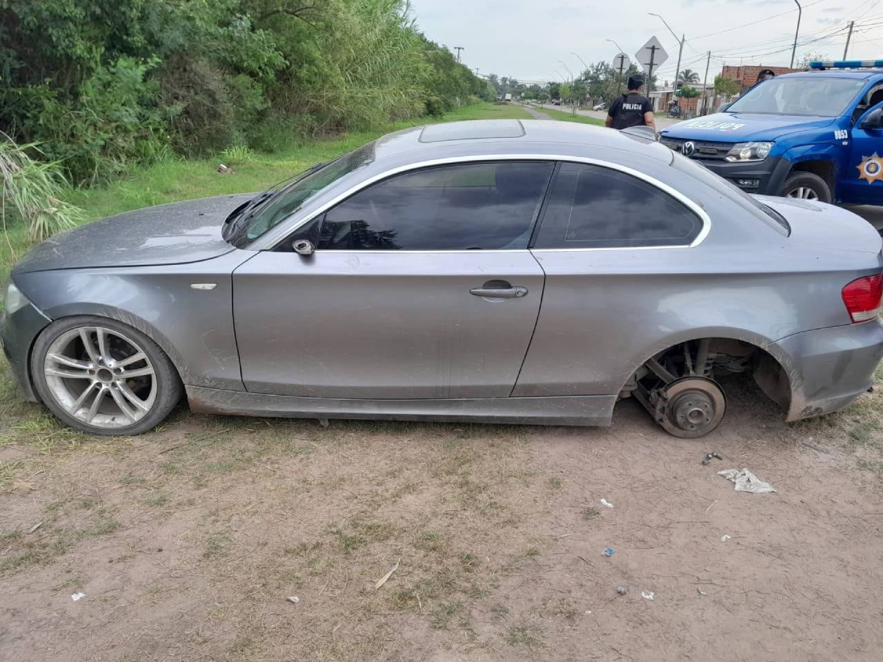 El coche estuvo detenido durante un día cerca del cruce de Peñaloza y Doldán.