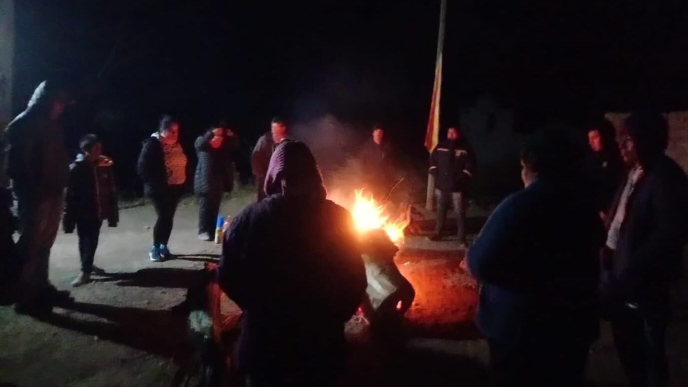 La hoguera encendida desde temprano, para la vigilia en la noche más larga de año, en Angosto de El Perchel, departamento Tilcara.