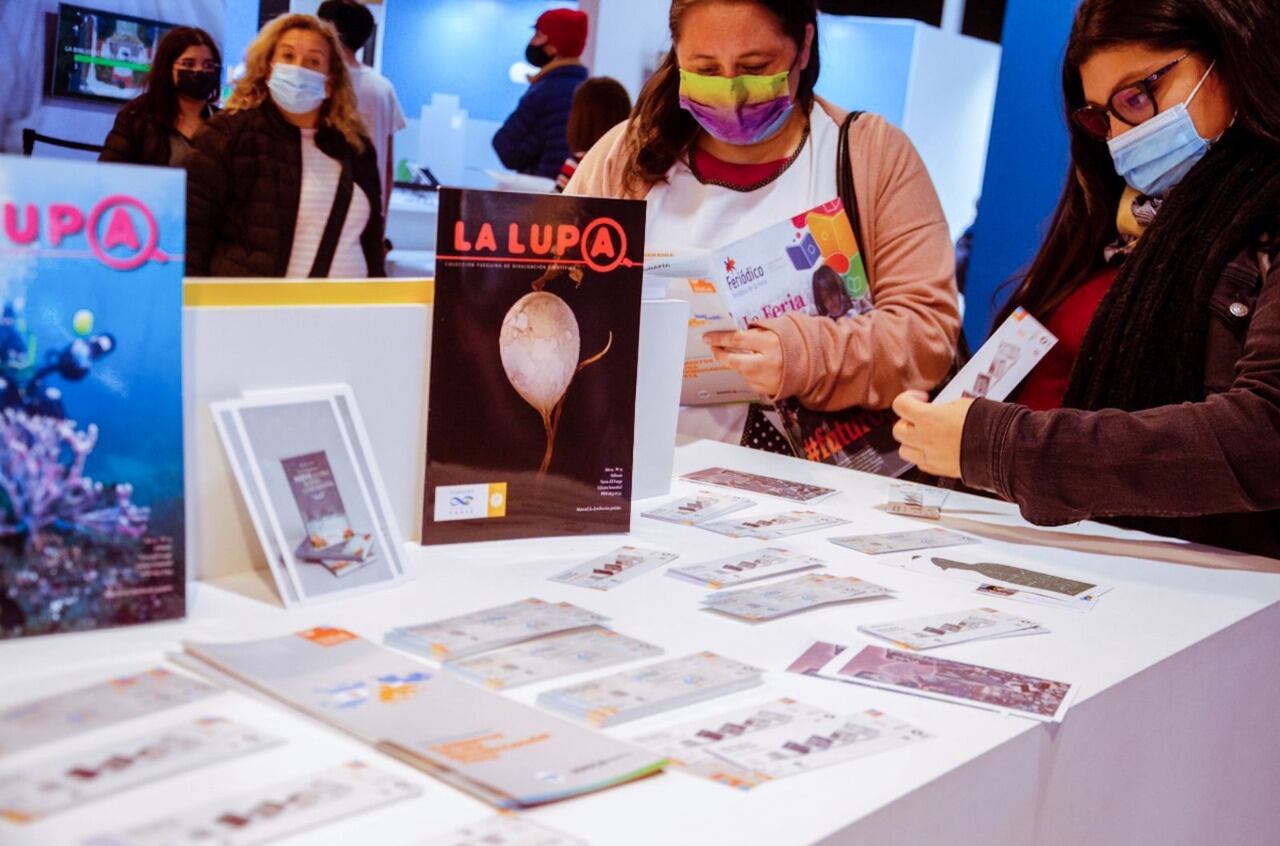 En el stand, se exhibieron obras fueguinas que valieron la atención de los visitantes, quienes compraron y reconocieron la calidad de los trabajos.