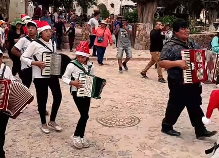 Encabezando el pasacalle en la ciudad de Humahuaca, Pascual Cruz, impulsor de la experiencia "Serenata por los pueblos" que recorre la provincia.