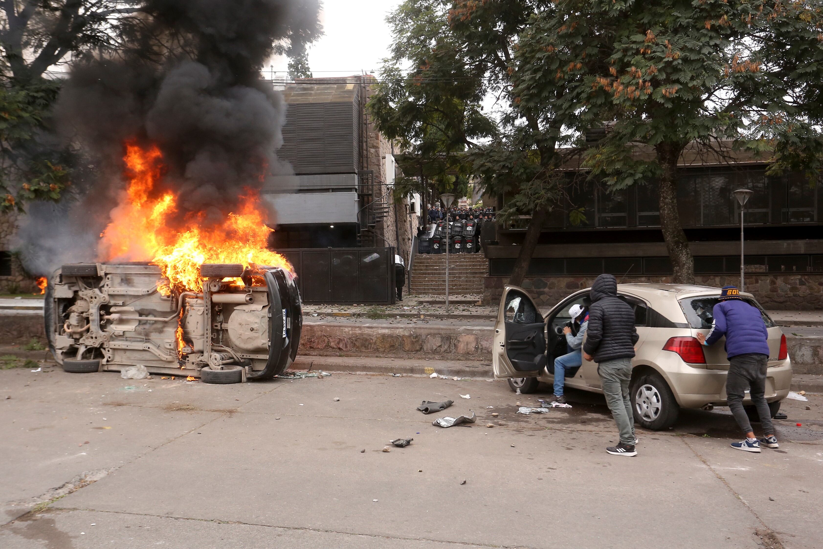 En la mañana del 20/06/2023, frente a uno de los anexos de la Legislatura de Jujuy los manifestantes que rechazaban la reforma constitucional tumbaron un automóvil y lo prendieron fuego, como también saquearon varios vehículos particulares que estaban estacionados en el sector.