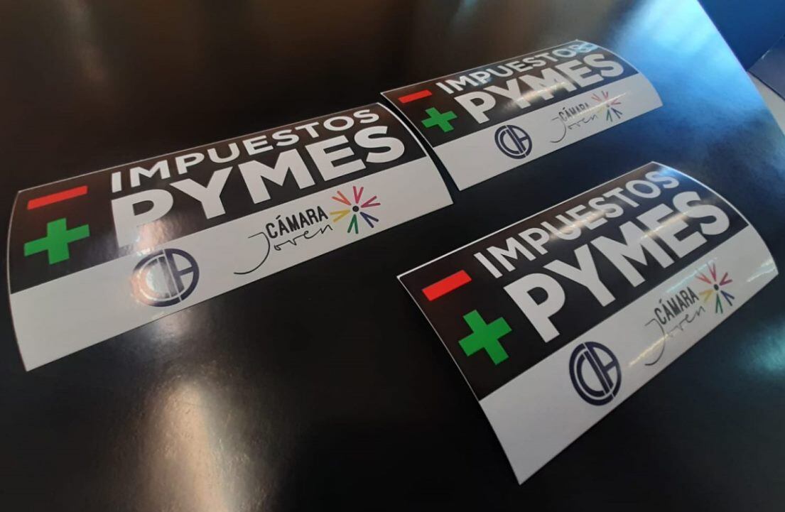 Los calcos con el mensaje "Menos impuestos, más pymes". Foto 