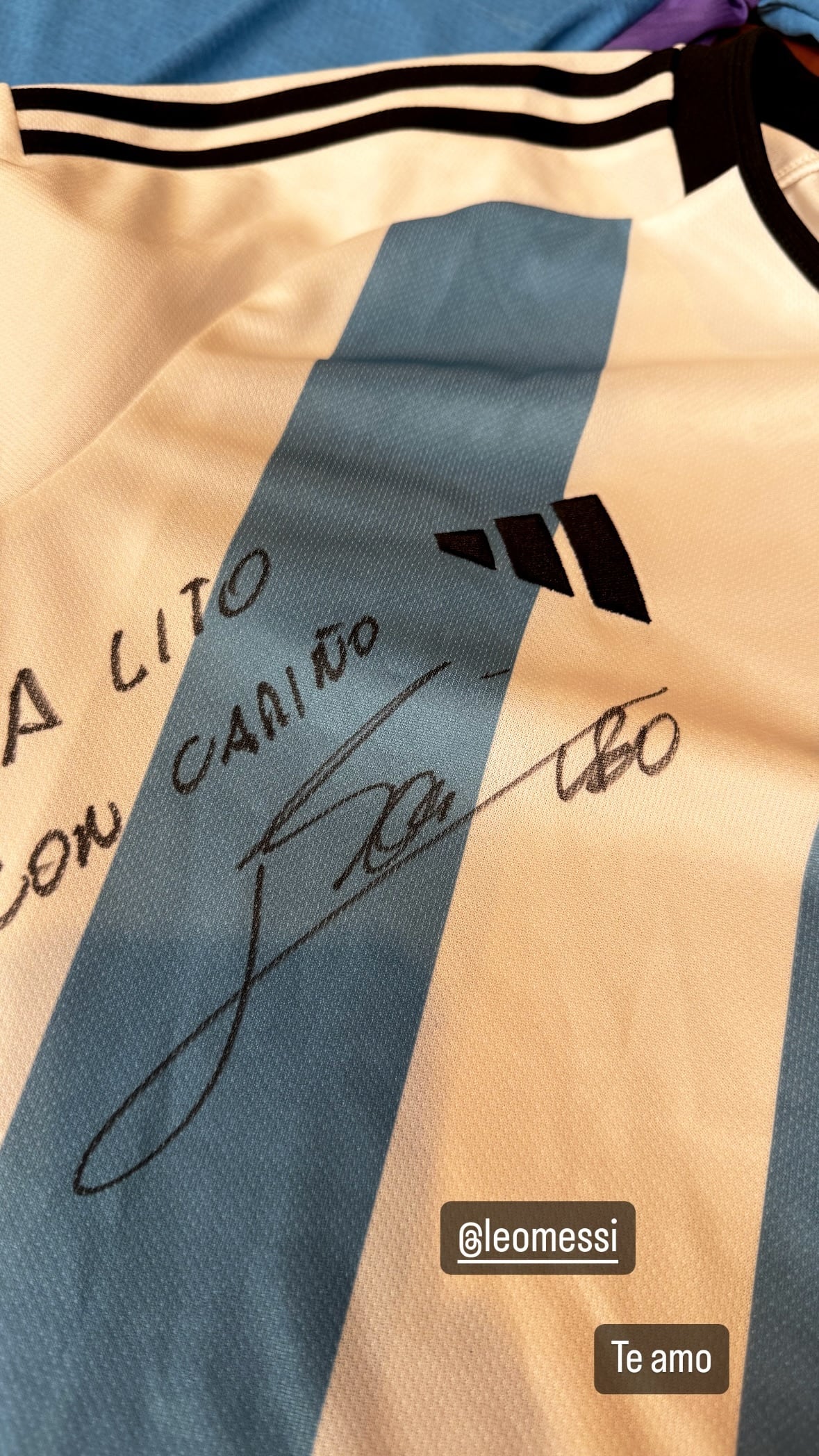 La remera firmada por Lionel.