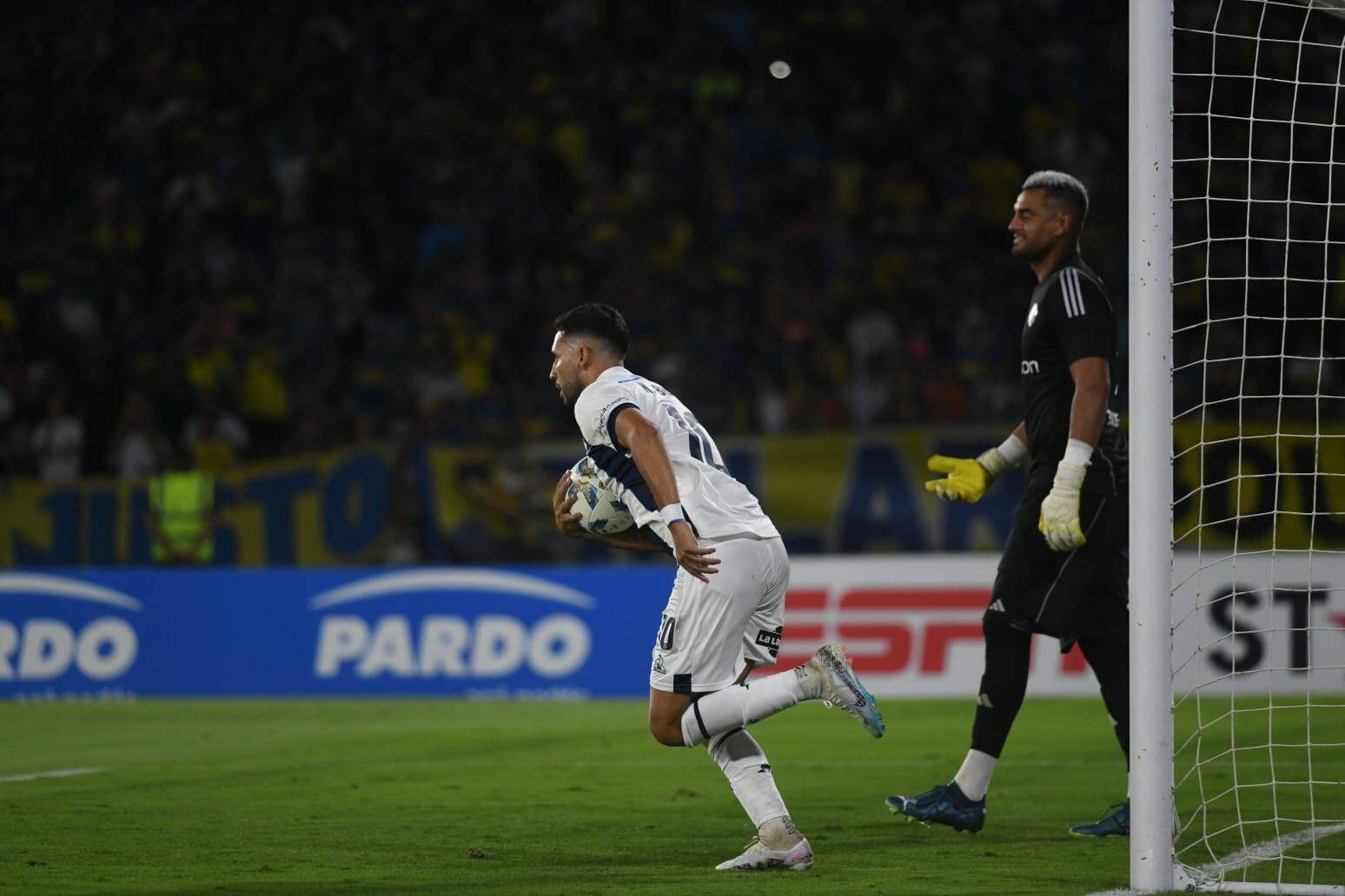 Nahuel Bustos, de penal, anotó el 1 a 1 de Talleres ante Boca. (Facundo Luque / La Voz).