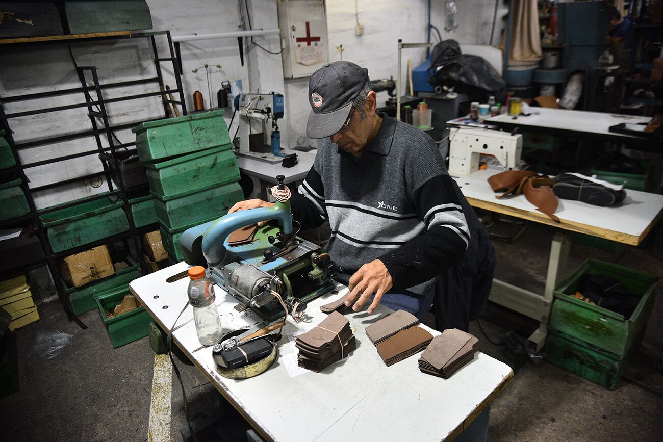 En la fábrica de Cerro, trabajan artesanos amantes del oficio. (Pedro Castillo / La Voz)