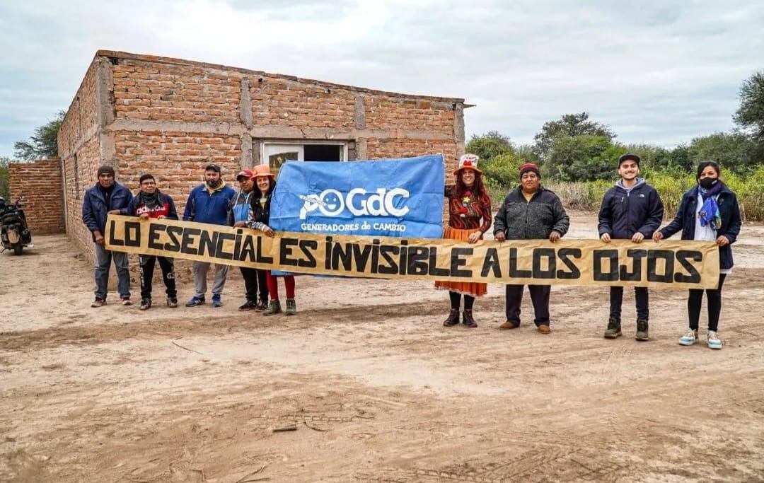 Generadores de Cambio junto a la comunidad Wichi y el primer colegio que construyeron.