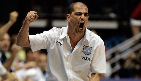 Sergio Hernández, celebrando en un partido de la Selección.