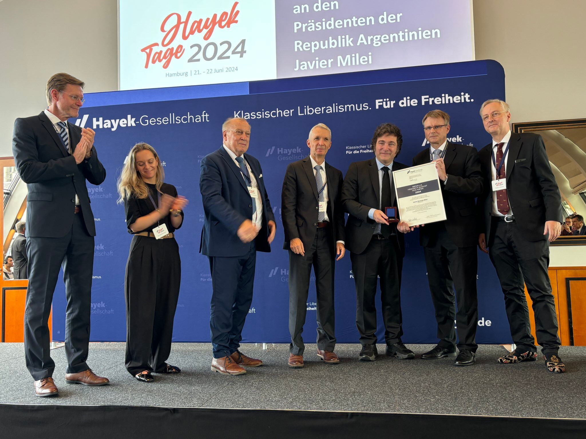 Milei llegó a Alemania y recibió un premio en Hamburgo