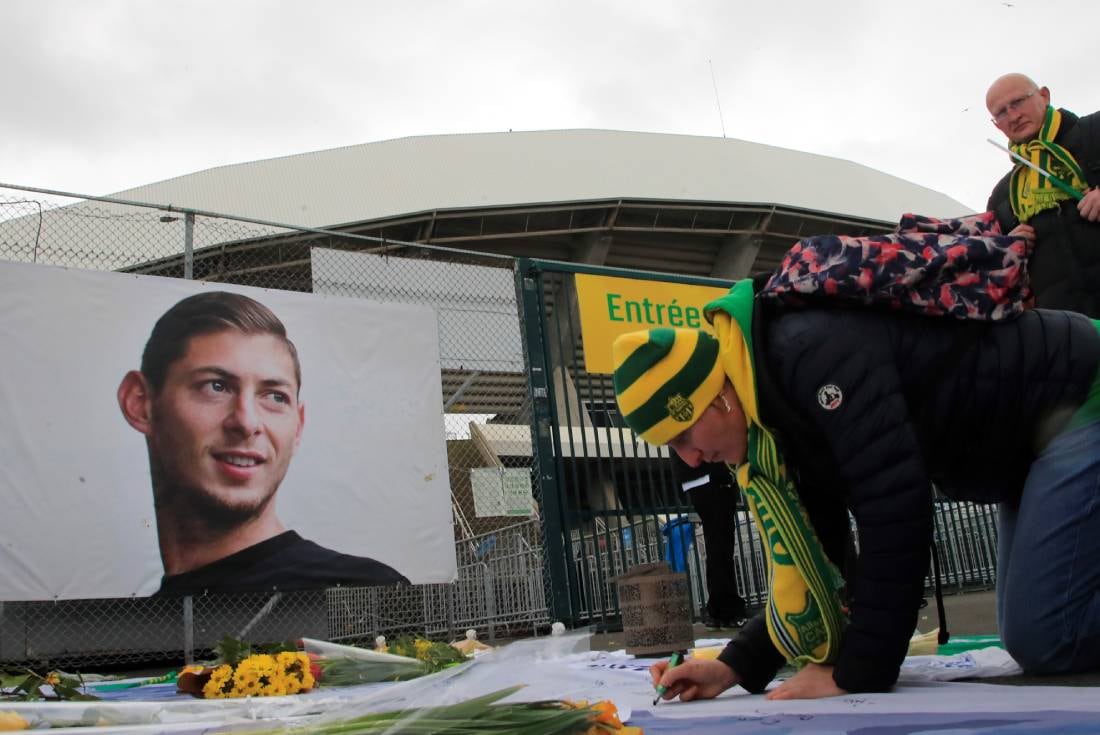 Fanáticos despidiendo a Emiliano Sala (AP)