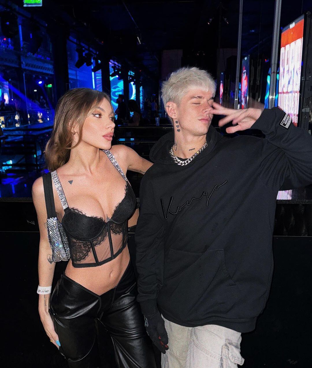 Escote ultra sexy y transparencias: Sasha Ferro apostó por un look total black y revolucionó a sus fans