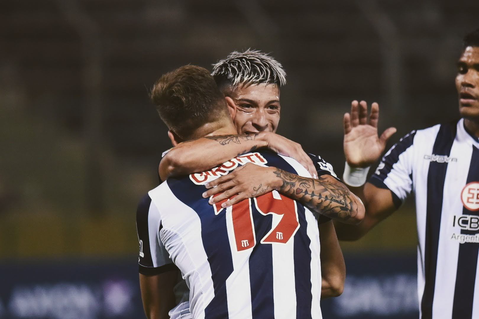 "El Chino" Esquivel festeja el gol, el tercero, con Girotti. (@CATalleresdecba)