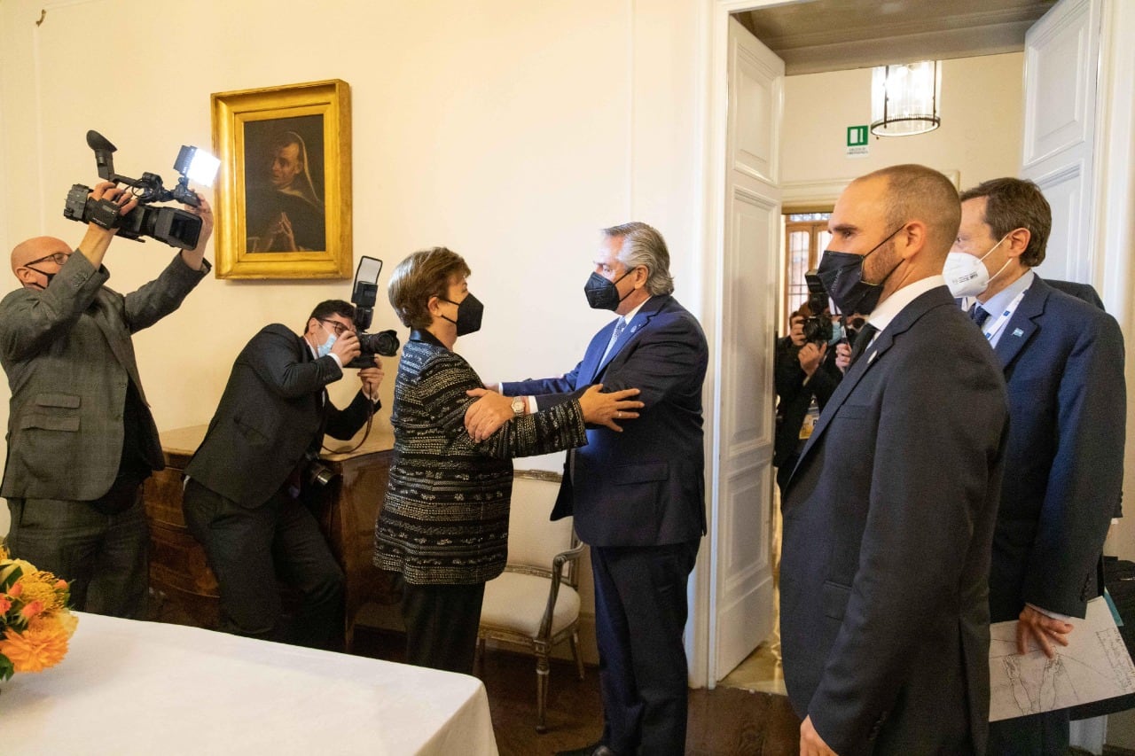 Kristalina Georgieva y Alberto Fernández en la embajada de Argentina en Roma. (Archivo)