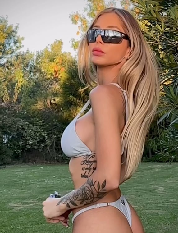 No suelta el verano, Romina Malaspina modeló una microbikini beige y dejó sin palabras a sus fans