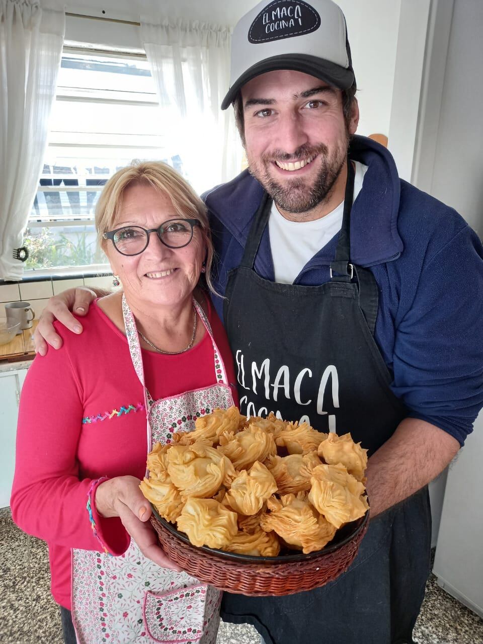 El Maca junto a Edith, que lo ayudó con los pastelitos patrios. 