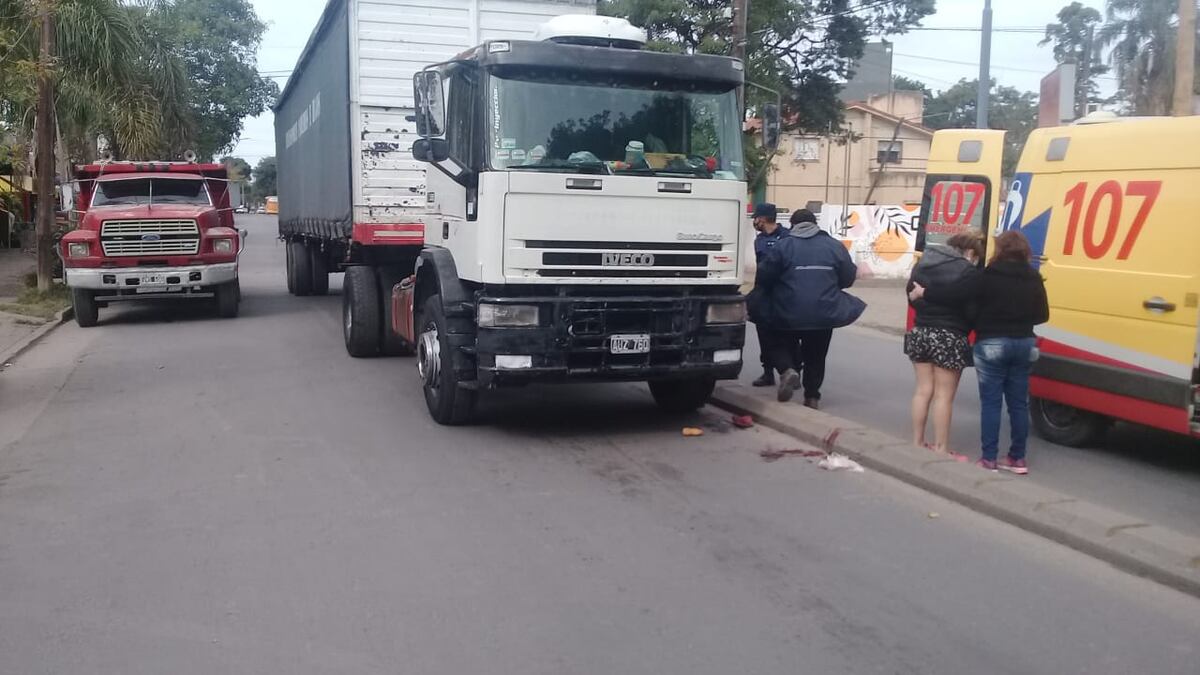 Una adolescente fue atropellada por un camión en la avenida Donato Álvarez
