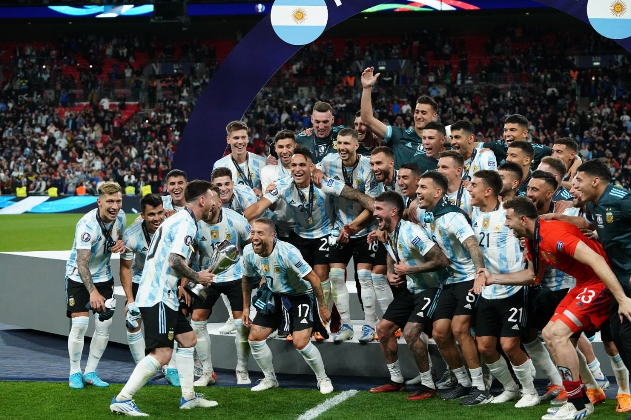 Lionel Messi le muestra la copa a sus compañeros, muchos de los que verán minutos en Pamplona ante Estonia, en el amistoso que se viene el domingo. (Gentileza Clarín)