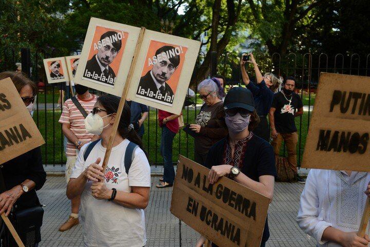 Marcha de la comunidad ucraniana en la Ciudad de Buenos Aires contra el conflicto ante Rusia.